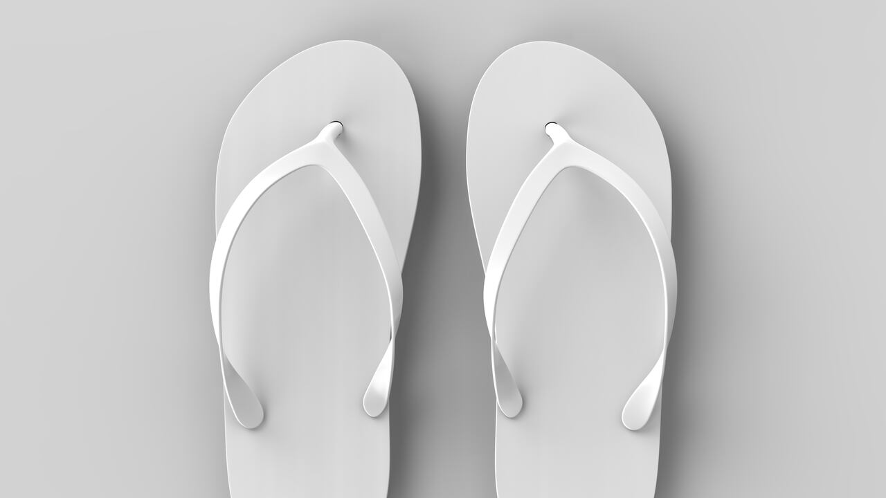 Este truco dejará sus sandalias blancas como nuevas.