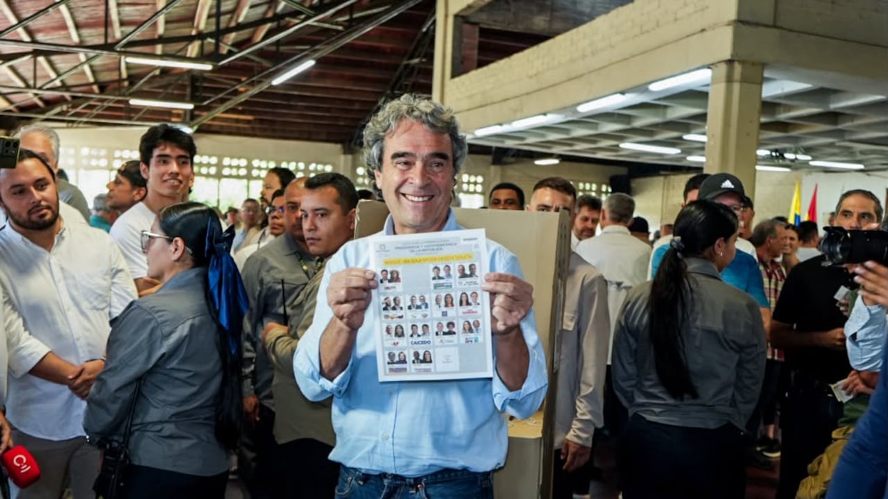 El candidato Sergio Fajardo votó en Medellín.