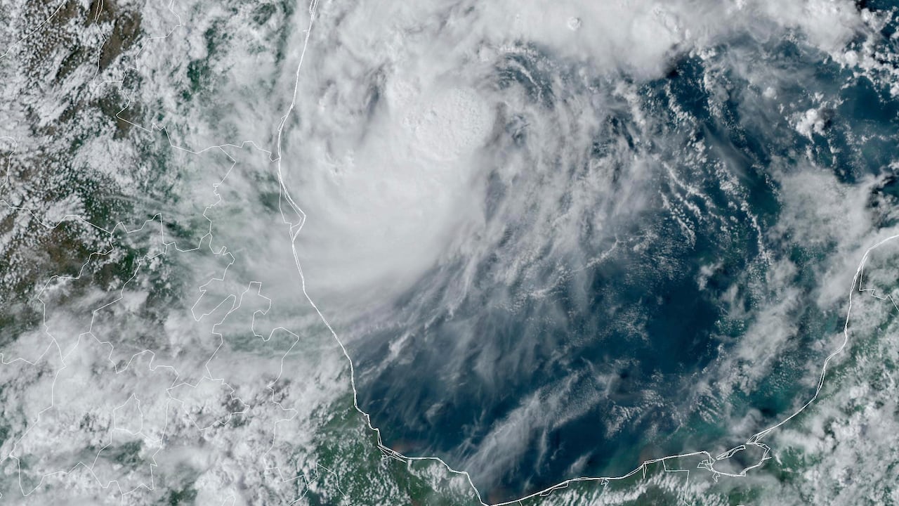 Esta imagen de satélite de GOES-16 GeoColor tomada a las 4:50 de la tarde EDT y proporcinada por la Oficina Nacional de Administración Oceánica y Atmosférica de Estados Unidos (NOAA, por sus siglas en inglés), muestra la tormenta tropical Milton. Imagen de referencia