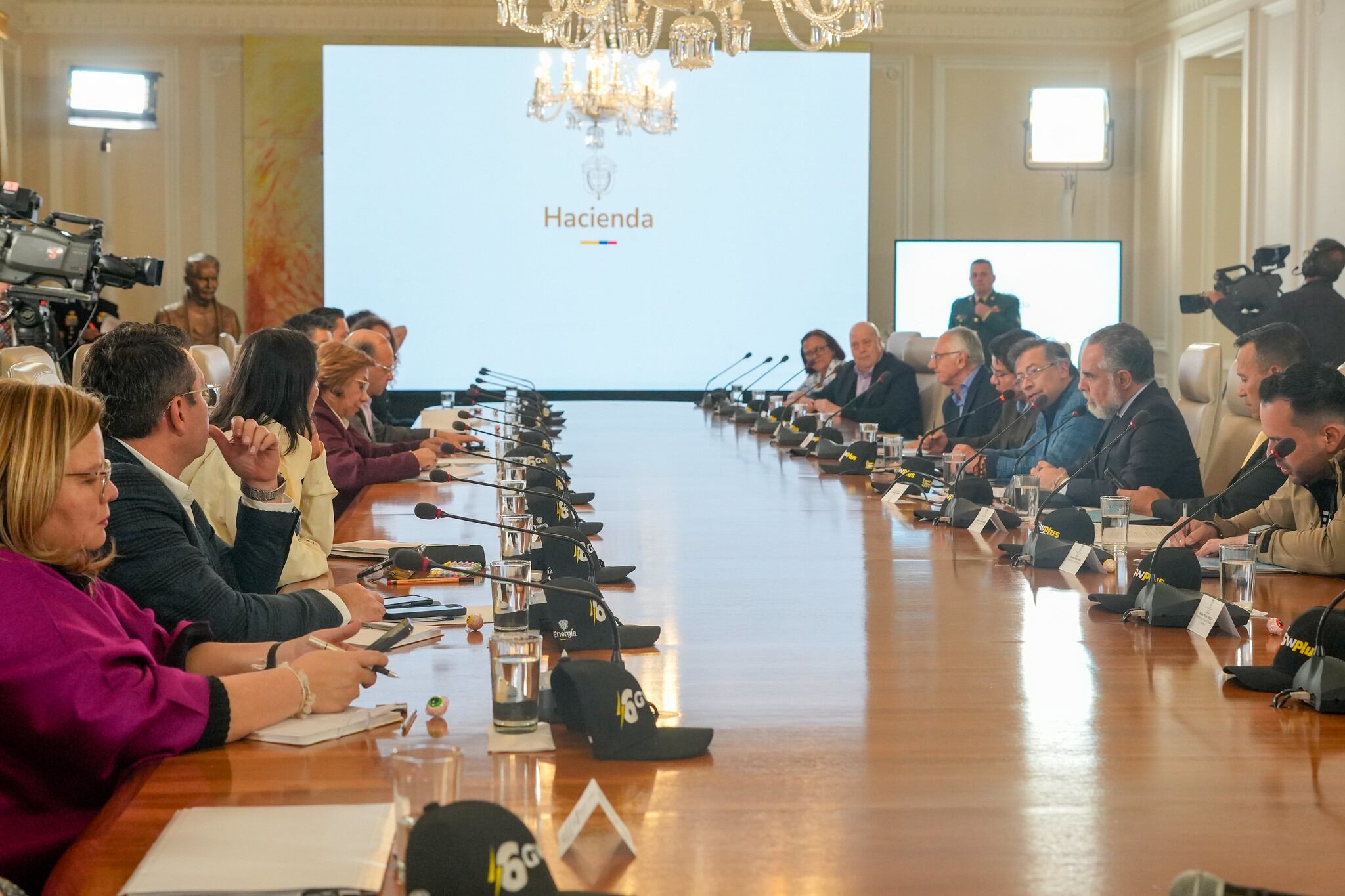 El presidente, Gustavo Petro, y su gabinete, en el consejo de ministros del 21 de octubre de 2025, en Bogotá