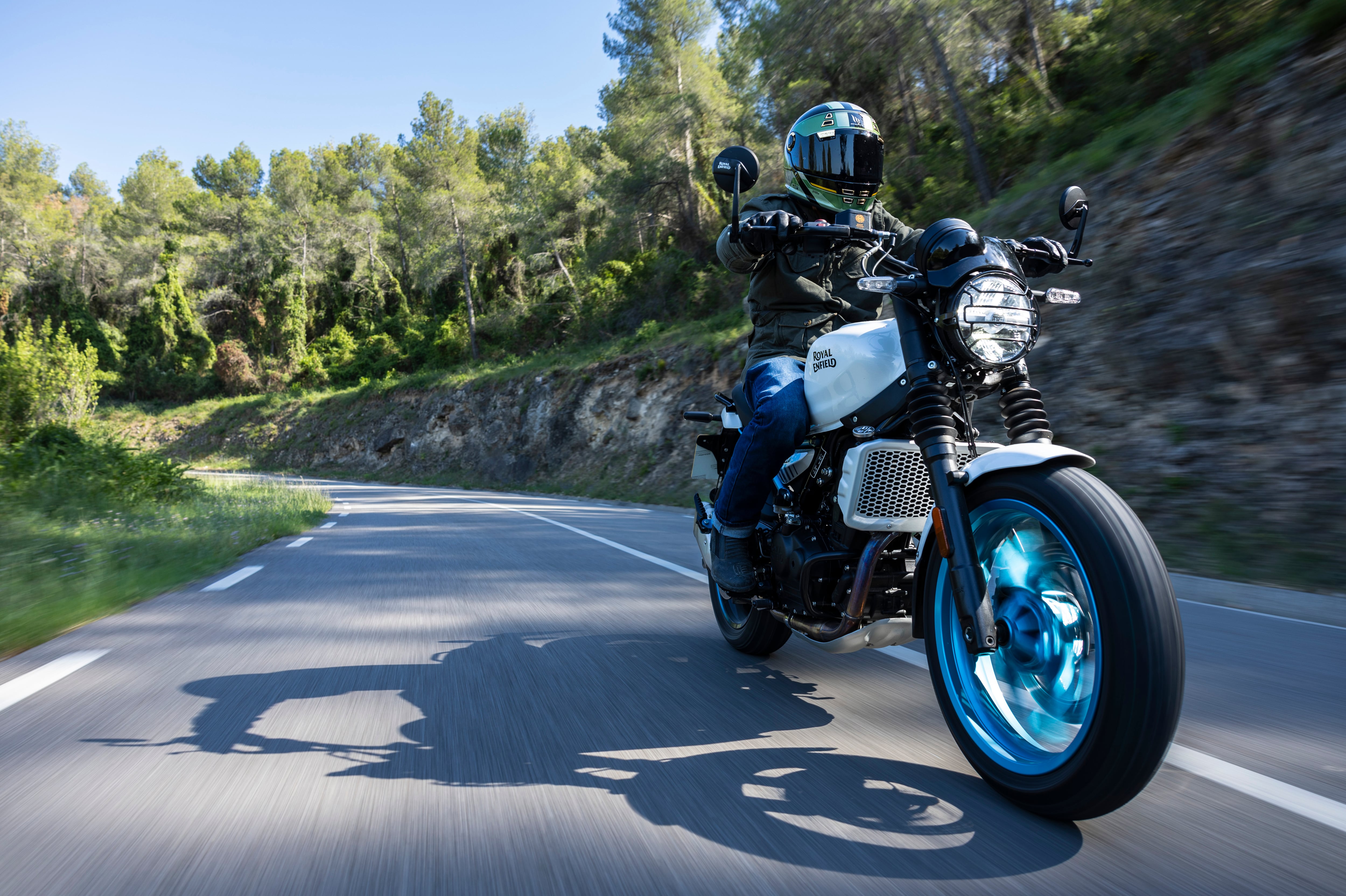 Royal Enfield presentó en primicia para Colombia sus dos nuevos modelos: la GRR 450 y la Bear 650.