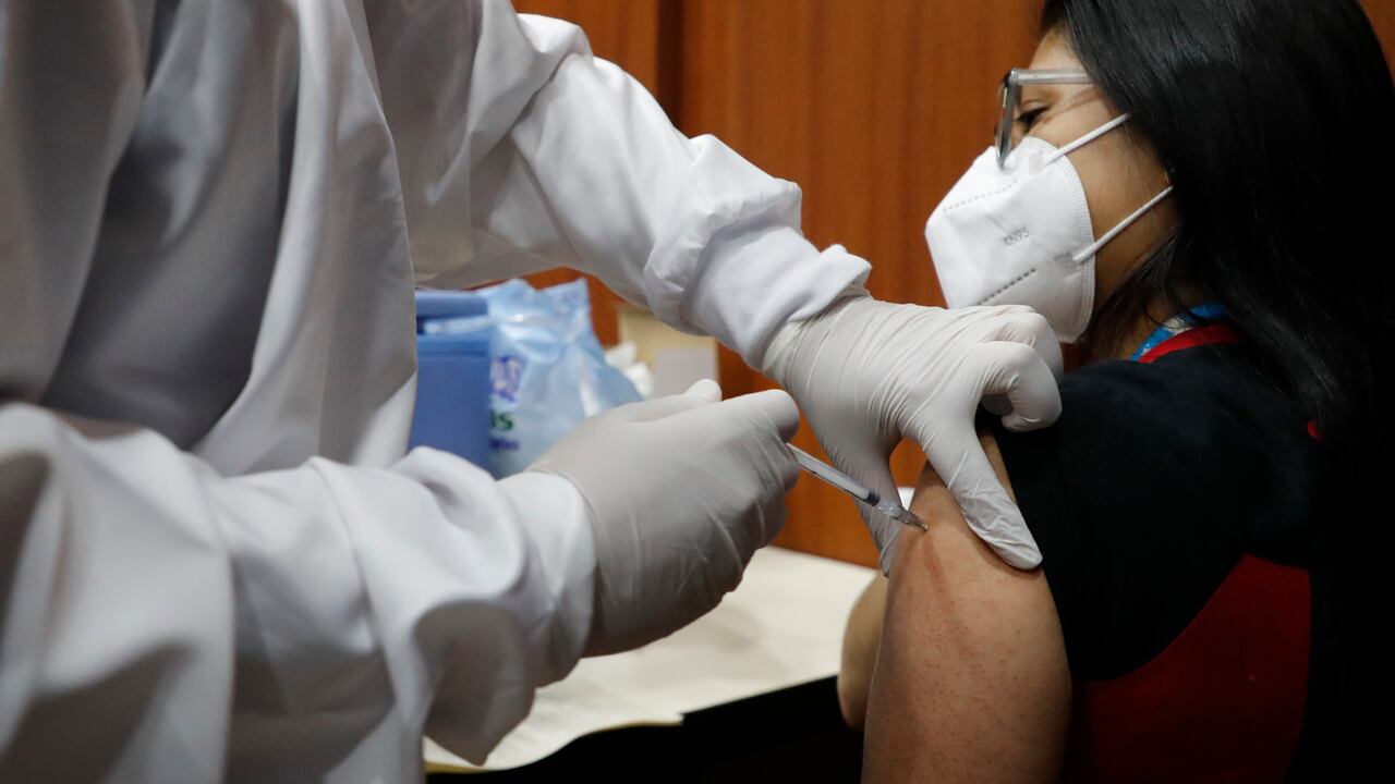 Personas que ya tuvieron covid-19, entre estos rangos de edades solo recibirán una dosis