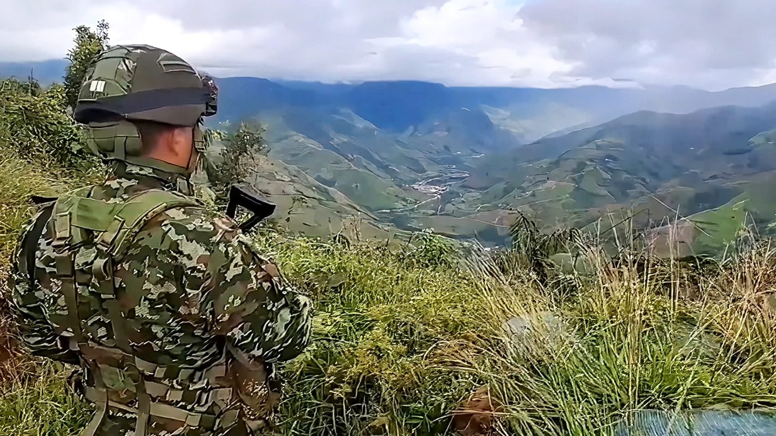 Integrantes del Ejército Nacional se enfrentan a varios grupos armados ilegales en diferentes departamentos del país, como Cauca, Nariño, Putumayo, Guaviare y Meta.