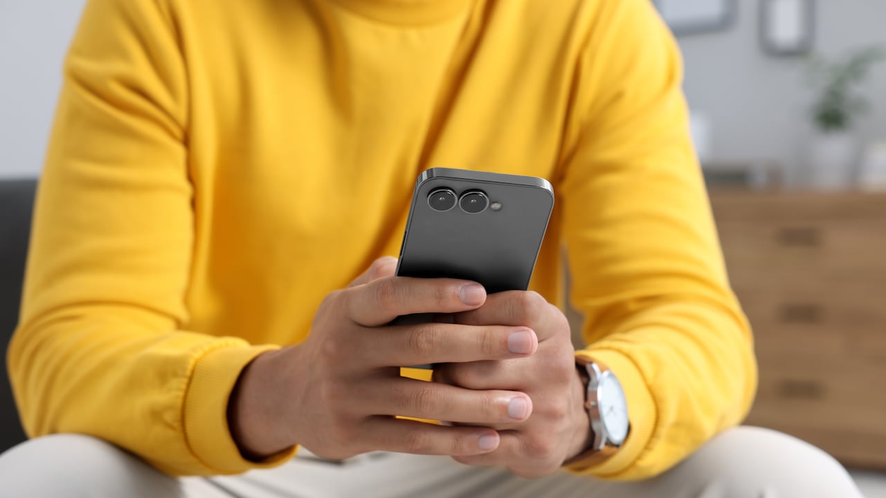 Se deben hacer ciertos ajustes antes de usar un celular por primera vez.