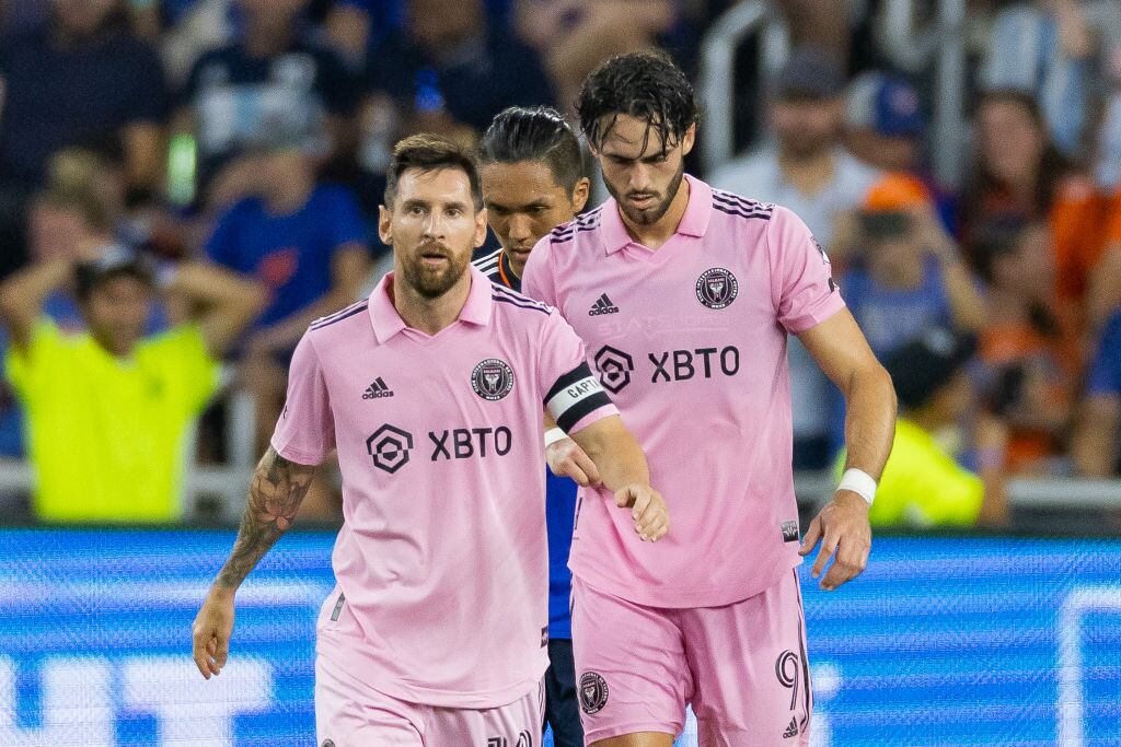 Leonardo Campana y Lionel Messi.