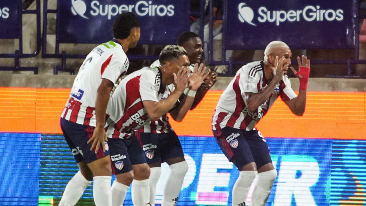 Junior celebrando en su regreso al estadio Romelio Martínez.