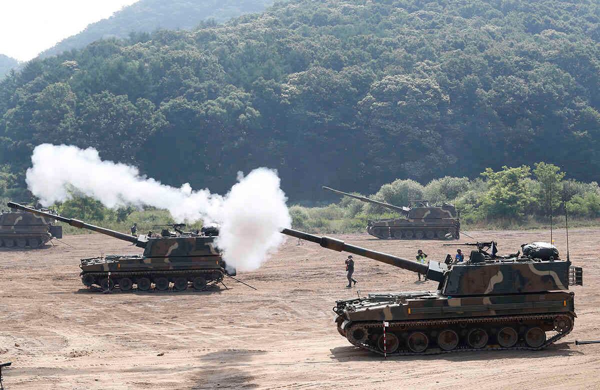 Un obús autopropulsado K-9 del ejército de Corea del Sur dispara durante el ejercicio anual en Paju, Corea del Sur, cerca de la frontera con Corea del Norte, el 23 de junio. Un activista de Corea del Sur dijo que cientos de miles de volantes habían sido lanzados por globos a través de la frontera con Corea del Norte, después de que el Norte advirtiera repetidamente que tomaría represalias contra tales acciones. Foto: Ahn Young-joon/ AP