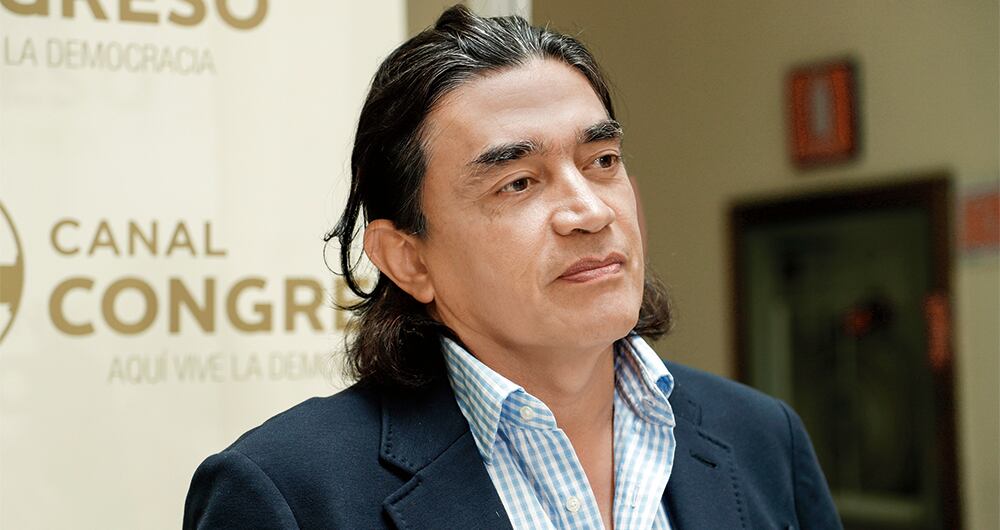   Gustavo Bolívar ha casado peleas internas con figuras como Armando Benedetti y Roy Barreras.