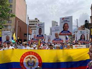 Marchantes en Medellín exponen carteles de dirigentes políticos señalados como "cómplices de robo"