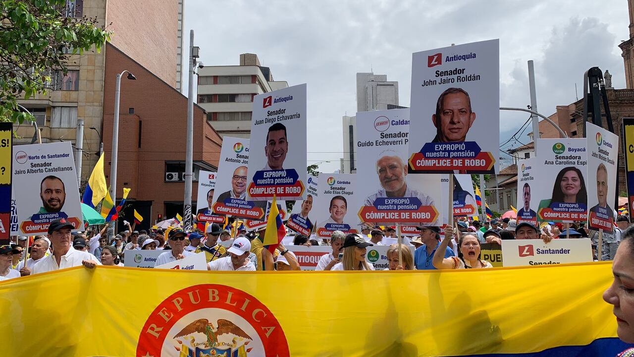 Marchantes en Medellín exponen carteles de dirigentes políticos señalados como "cómplices de robo"