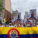 Marchantes en Medellín exponen carteles de dirigentes políticos señalados como "cómplices de robo"