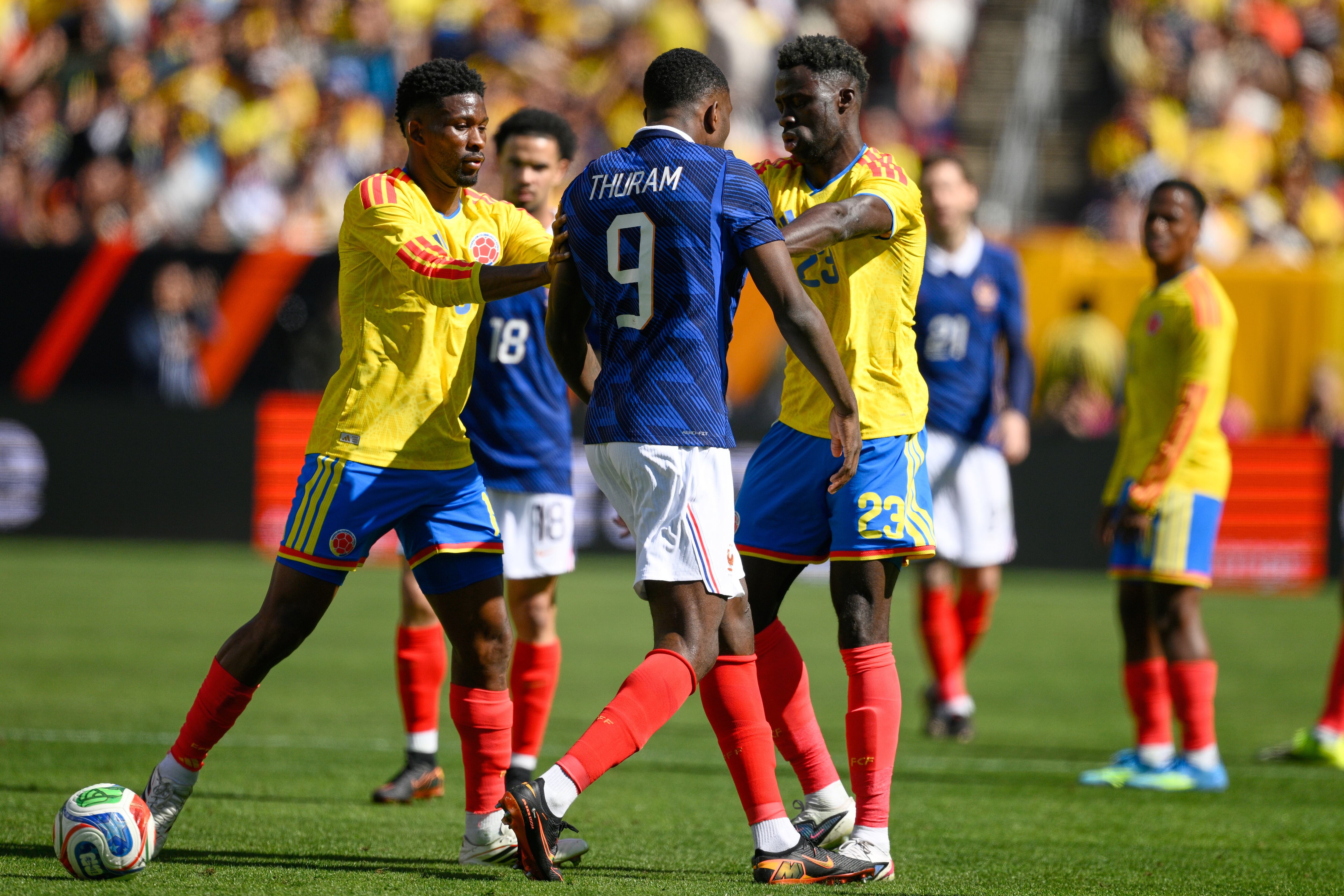 El delantero francés Marcus Thuram y el defensa colombiano Dávinson Sánchez protagonizan un altercado durante el partido amistoso entre Colombia y Francia en Landover, Maryland.