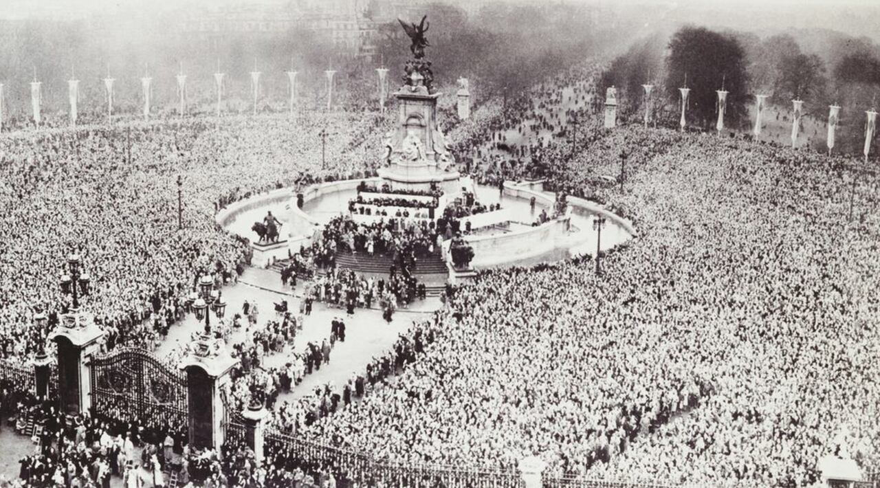 Más de 100.000 personas traspasaron las vallas de la policía frente al palacio para ver más de cerca a los novios.