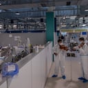 Los músicos Albert Skuratov, derecha, y Samuel Palomino, segundo a la derecha, interpretan un mini concierto de Mozart para pacientes con COVID-19 organizado por la Fundación Músicos por la Salud en la unidad de cuidados intensivos del Hospital Enfermera Isabel Zendal en Madrid, España, el jueves 11 de marzo , 2021. (Foto AP / Bernat Armangue)