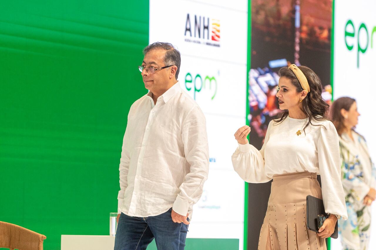 Presidente Gustavo Petro junto a Luz Stella Murgas, presidenta de Naturgas.