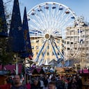 La rueda de la fortuna gira en la apertura del mercado navideño de Duisburg. El mercado de Navidad en el centro de Duisburg abre sus puertas.