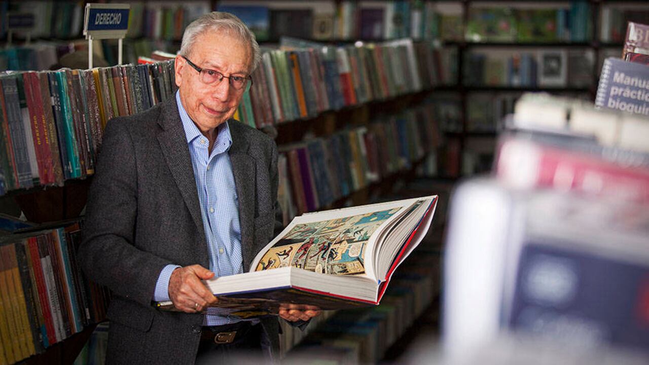"Yo creo que esta pandemia no va a acabarnos. Mi vida ha estado absolutamente ligada a los libros desde niño. Entonces yo le tengo una enorme fe al libro", dice Ossa. Foto: Ana Vallejo.
