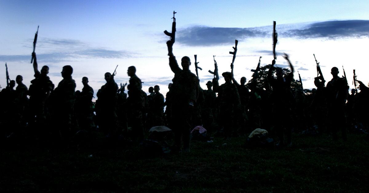 En la grabación también se observan más de 20 subversivos portando armas de largo alcance, mientras el comandante lee el comunicado desde un computador.