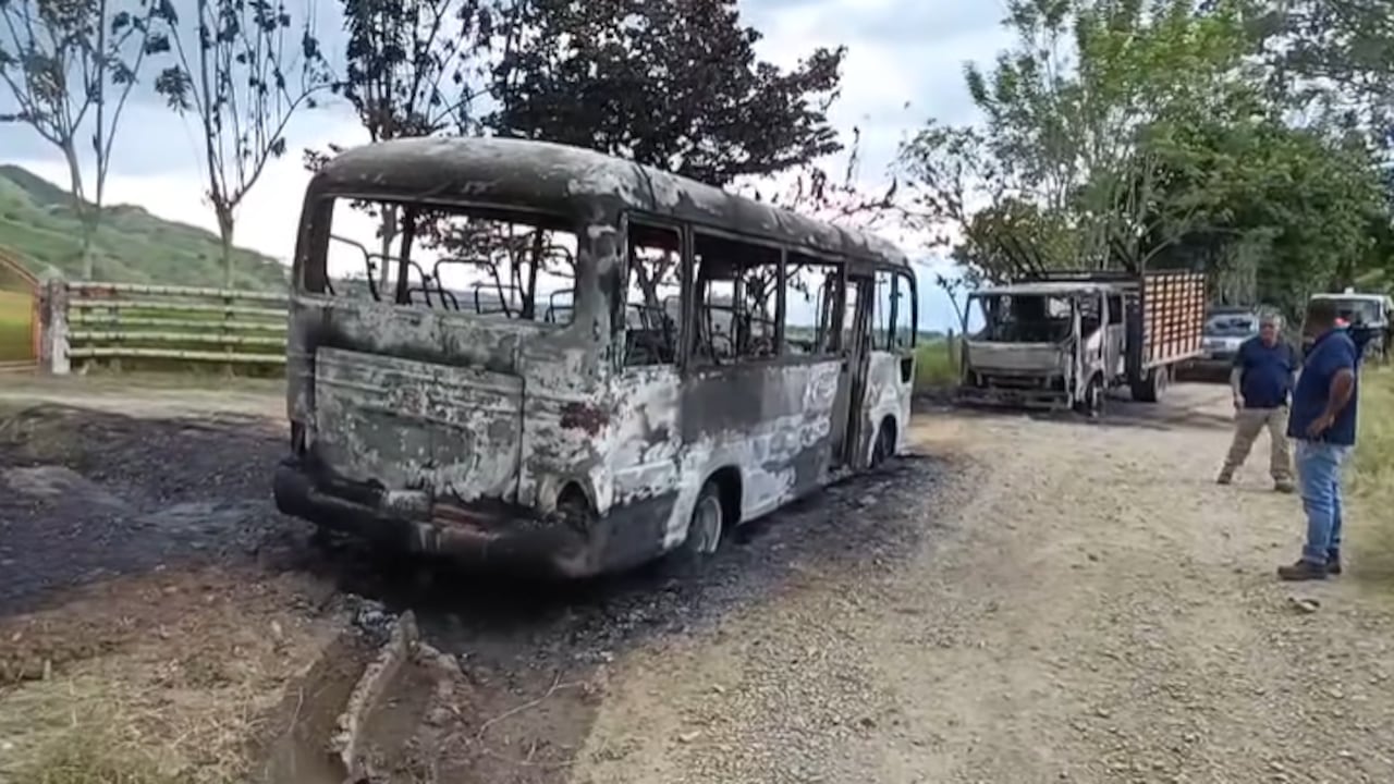Bus y camión quemados en Tuluá.