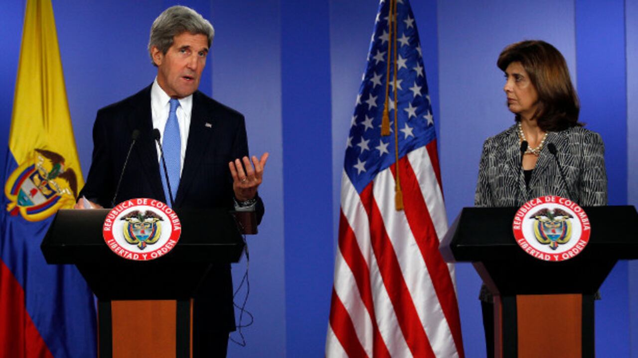 El secretario de Estado de EE. UU., John Kerry, y la canciller María Ángela Holguín