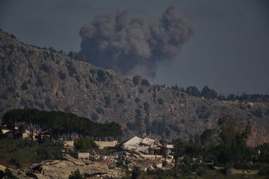 El humo se eleva hacia el cielo en una zona cercana al castillo de Beaufort tras un ataque militar israelí en el sur del Líbano, visto desde el norte de Israel, el viernes 19 de junio de 2026. (Foto AP/Leo Correa)