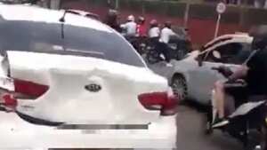 Al parecer, una motocicleta colisionó contra el vehículo y no habría respondido por el daño.