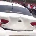 Al parecer, una motocicleta colisionó contra el vehículo y no habría respondido por el daño.