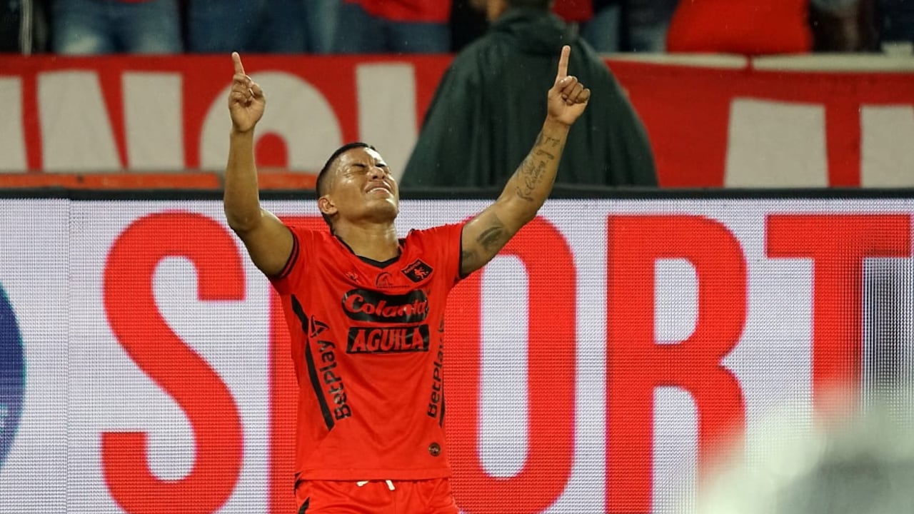 Así festejó, agradeciéndole a Dios, el delantero del América, Cristian Barrios, su doblete ante Nacional, en partido de la fecha 14 de la Liga Betplay II-2023.