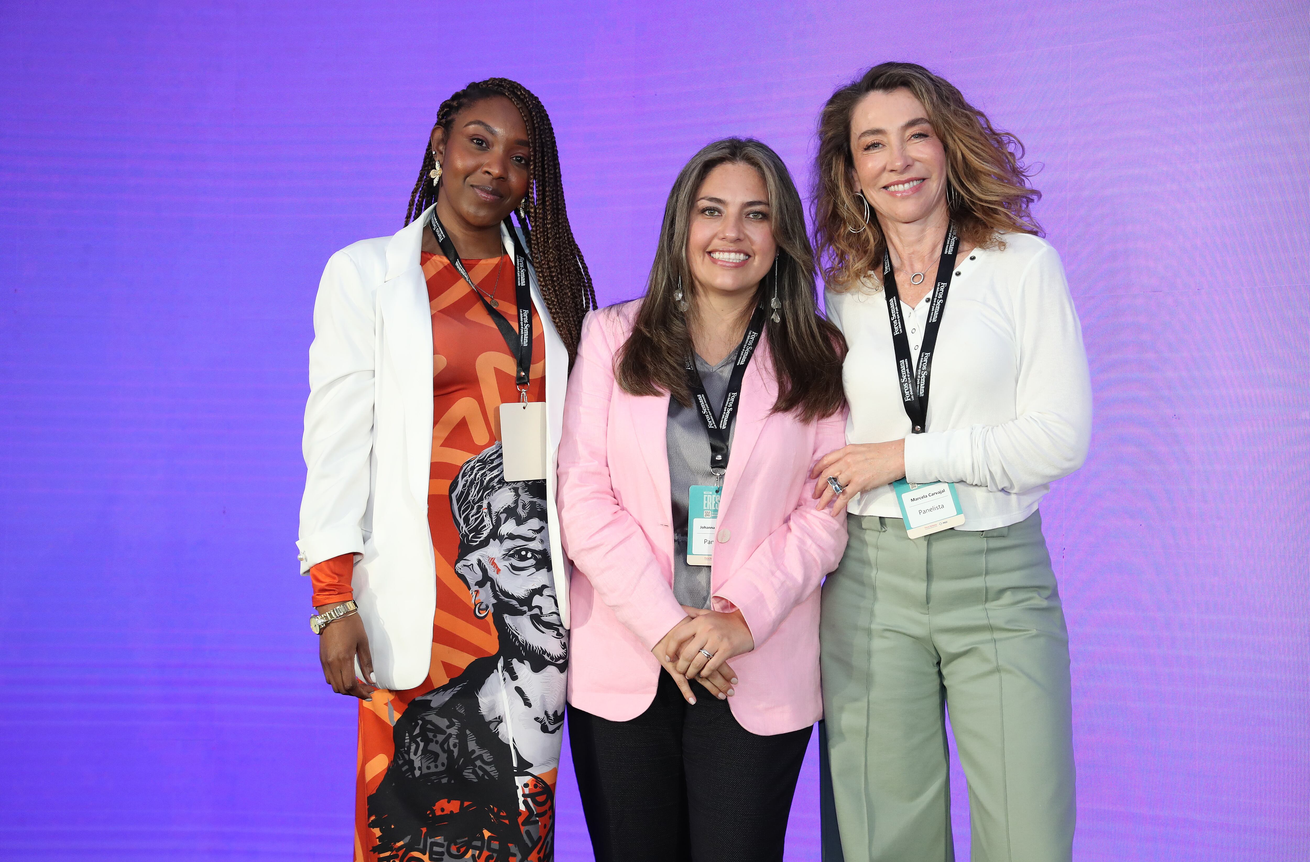 Anny Peña Cetre, diseñadora de moda de la marca "Bera"; Johanna Ballesteros, gerente general de MSD Colombia y Ecuador, y Marcela Carvajal, actriz colombiana y psicóloga, en el Foro ‘Eres mujer: poder, prevención y vida’ de Semana.