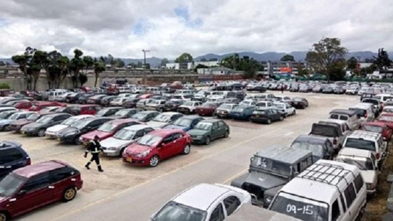 La Ley autoriza al organismo de tránsito para que, mediante acto administrativo, declare el abandono del vehículo inmovilizado después de cierto tiempo en los patios.