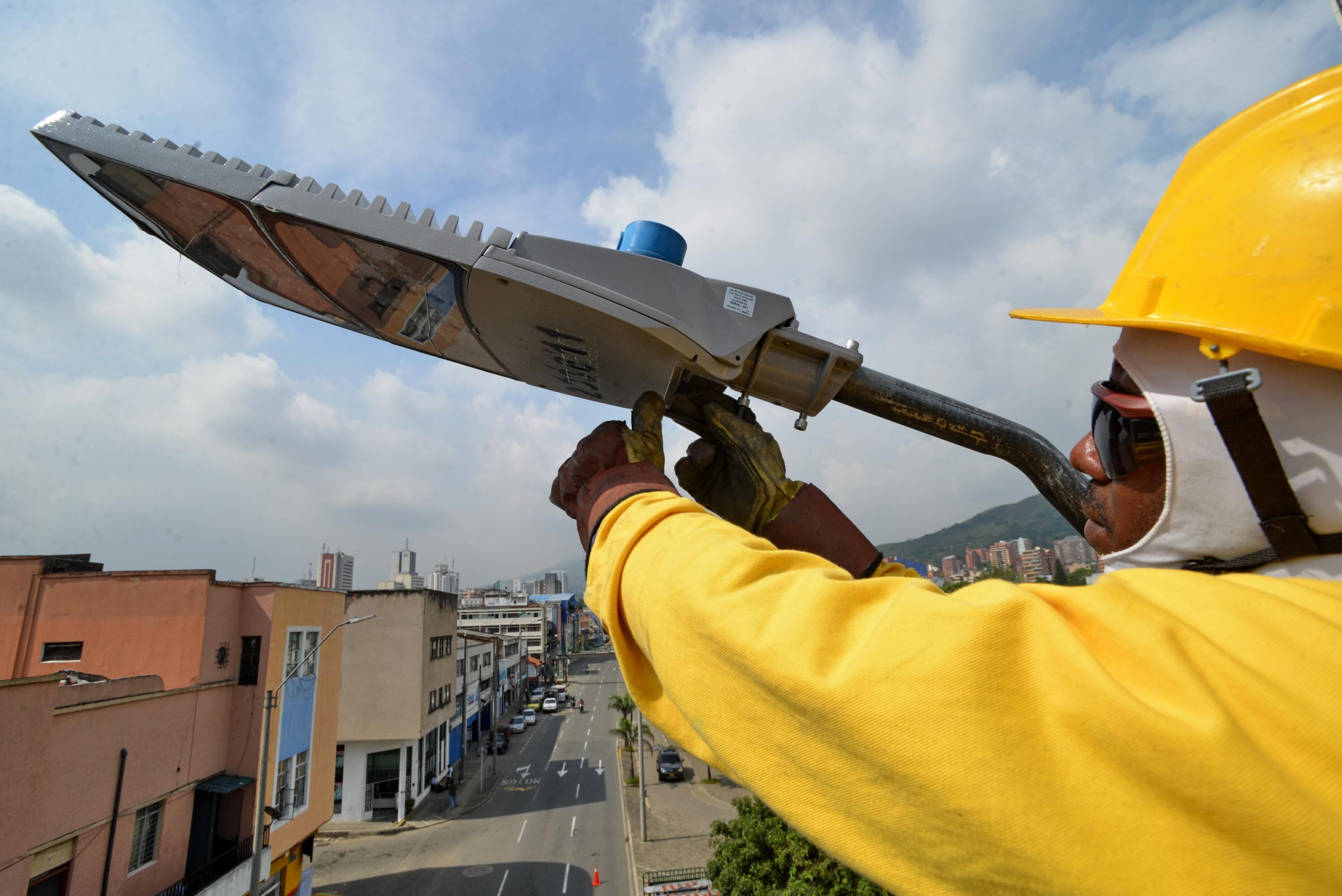 Según Megaproyectos, el 98 % de cobertura del servicio de alumbrado público tiene Cali en su área urbana.