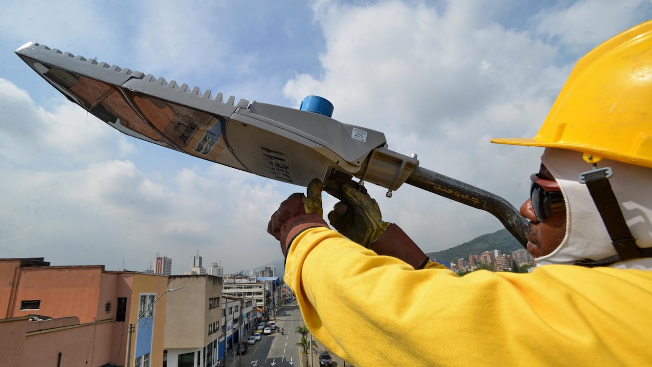 Según Megaproyectos, el 98 % de cobertura del servicio de alumbrado público tiene Cali en su área urbana.