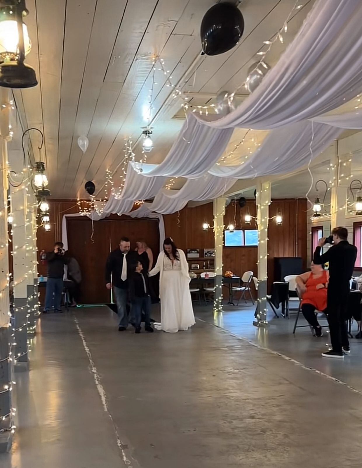 La mujer se llevó una sorpresa cuando abrieron las puertas del recinto