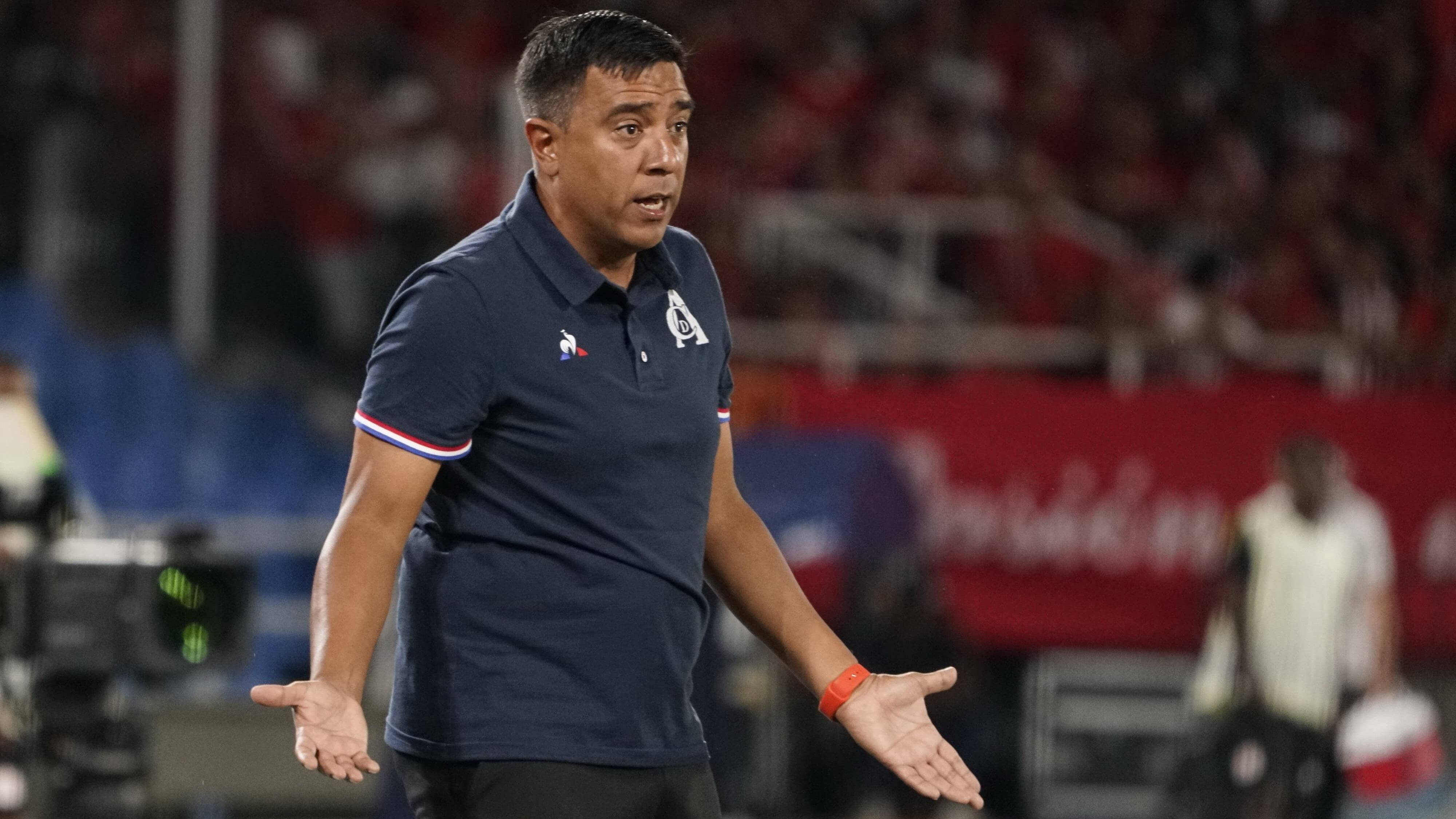 César Farías en medio del partido entre América y Atlético Bucaramanga.