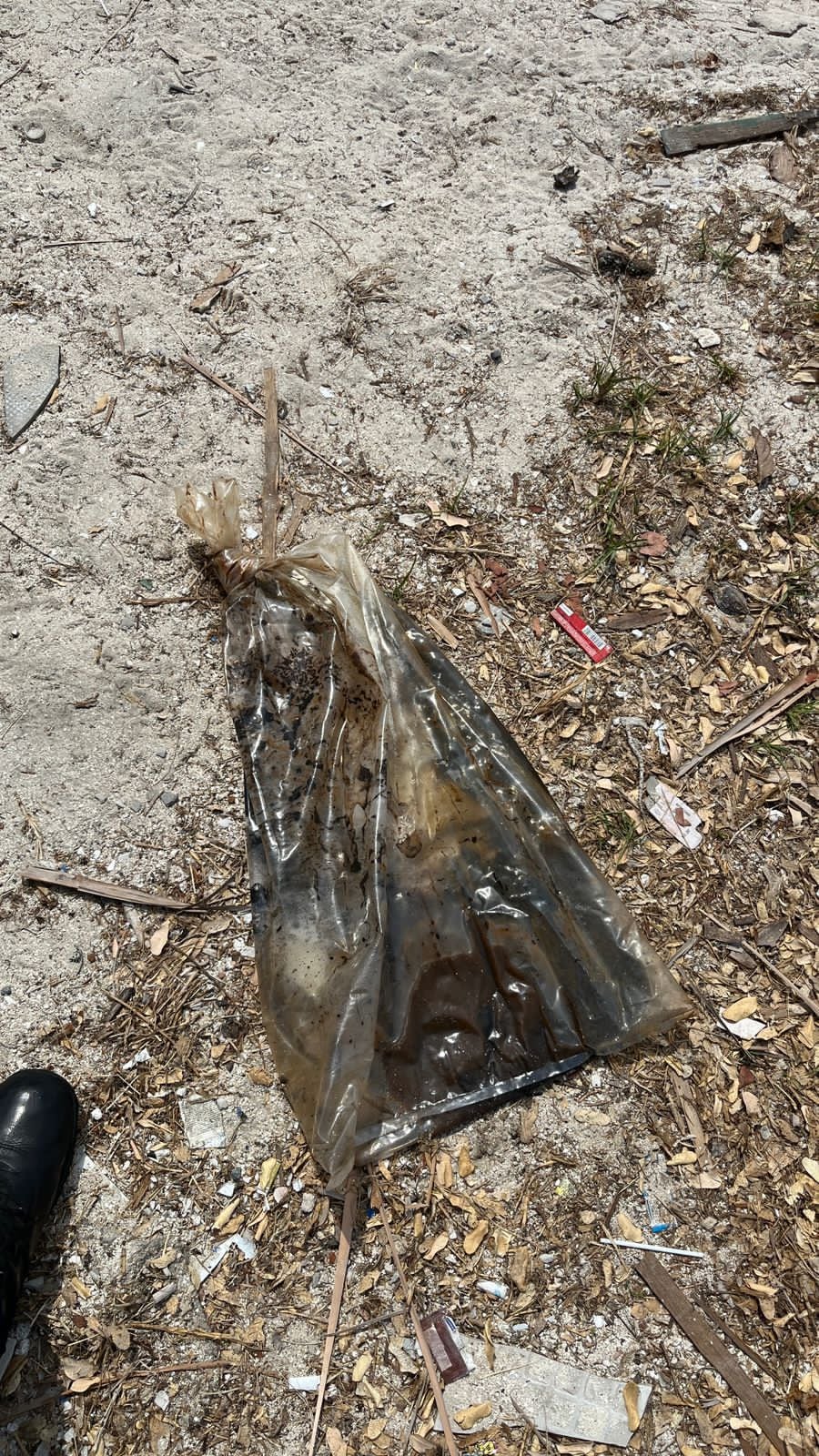 El liquido se salió de las bolsas y terminó en el agua