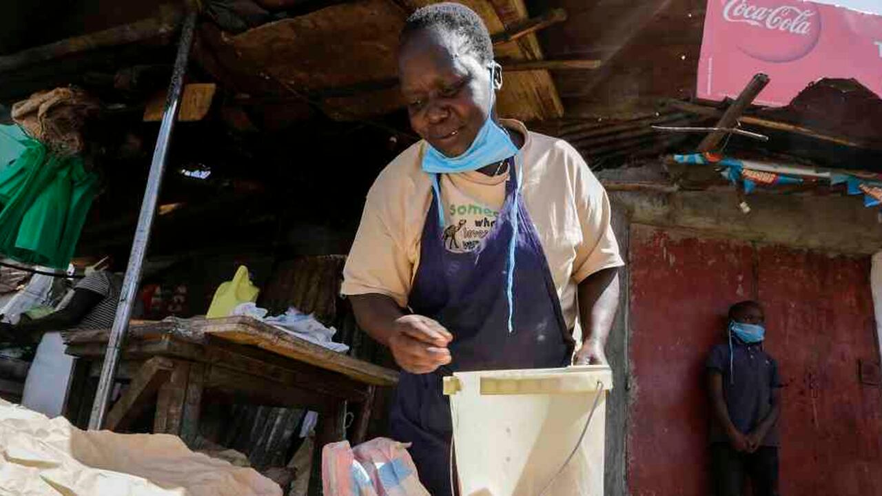 Margaret Awino fotografiada en el puesto de venta de pollo frito que abrió en Nairobi luego de perder su trabajo en la limpieza por el coronavirus. Foto del 4 de junio del 2020.