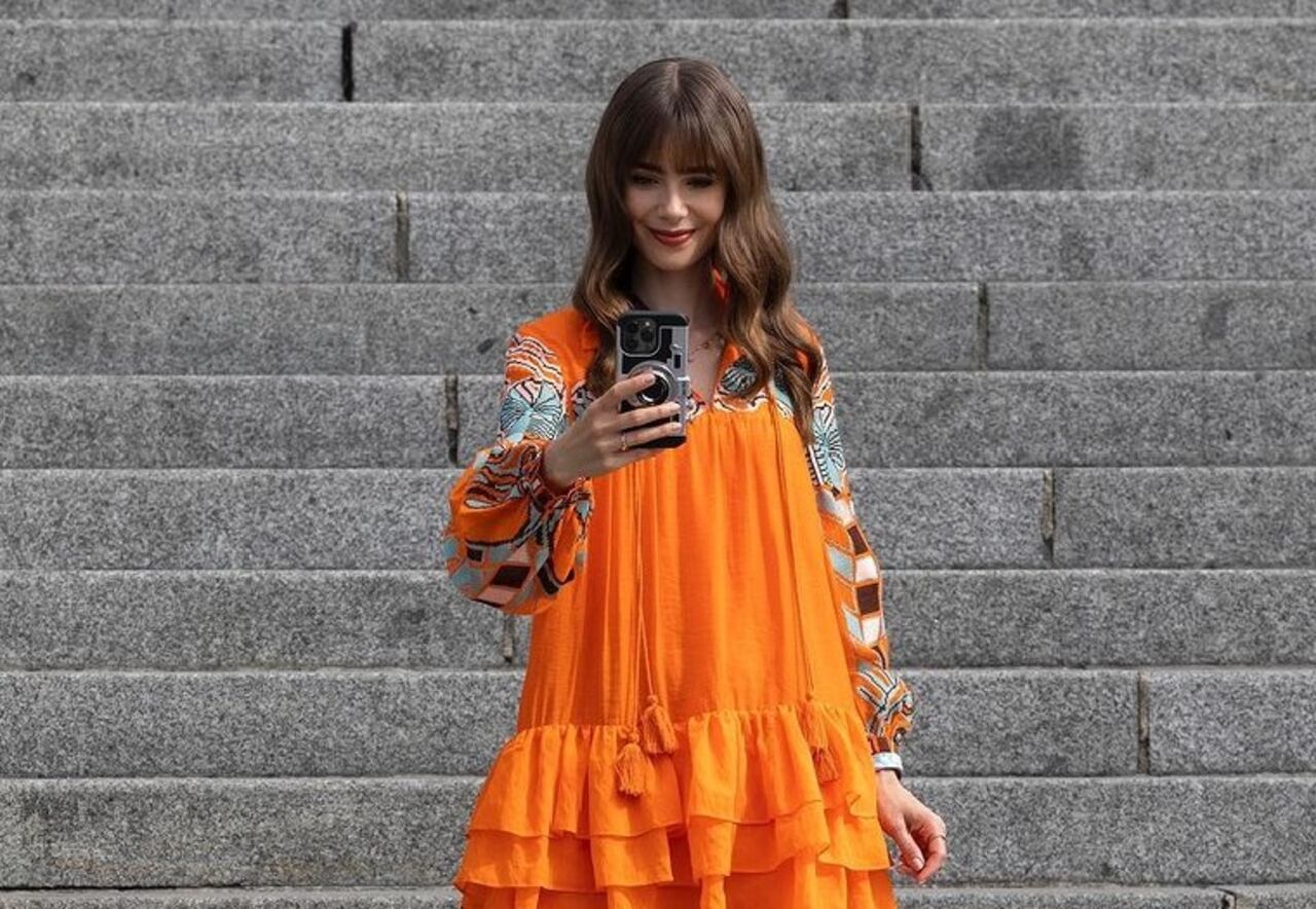 La protagonista de la serie es Lily Collins