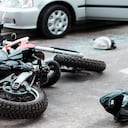 En caso de encontrarse con un motociclista accidentado, hay que quitarle el casco, pero eso sí se debe hacer con la técnica adecuada para no causarle lesiones mayores.