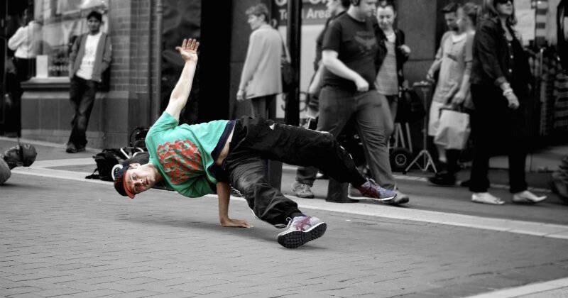 El break dance surgió en barrios neoyorquinos como Bronx y Brooklyn en la década de 1970.