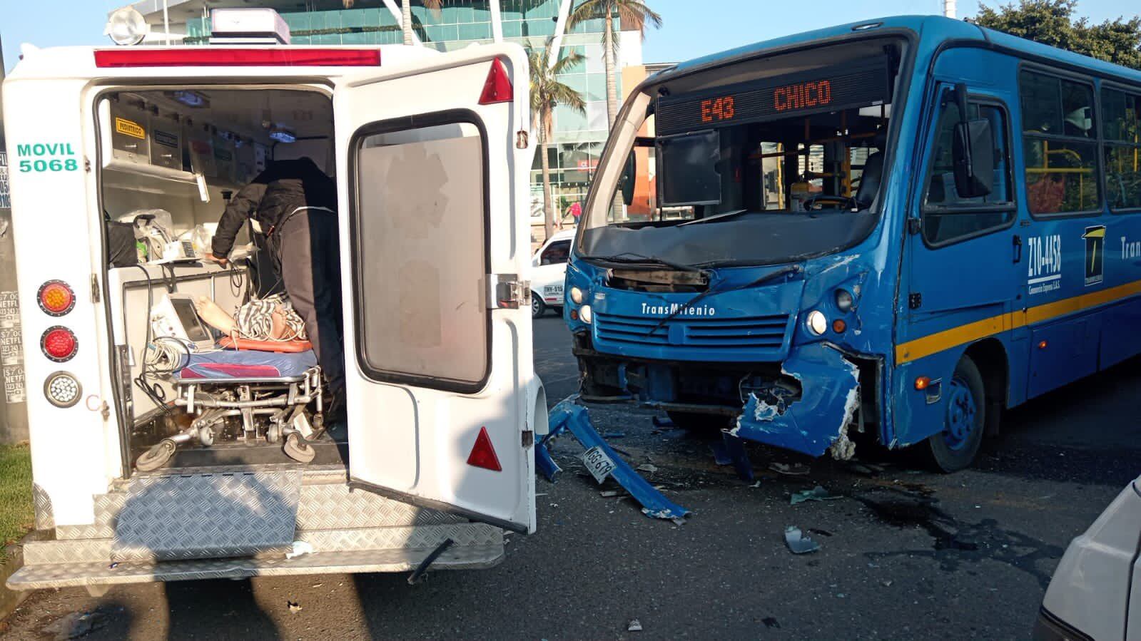 El hecho, que se registró en la calle 127 con carrera 58, causó heridas a ocho personas, cuatro de la ambulancia y cuatro del bus del servicio público, los cuales fueron trasladados a centros hospitalarios cercanos.