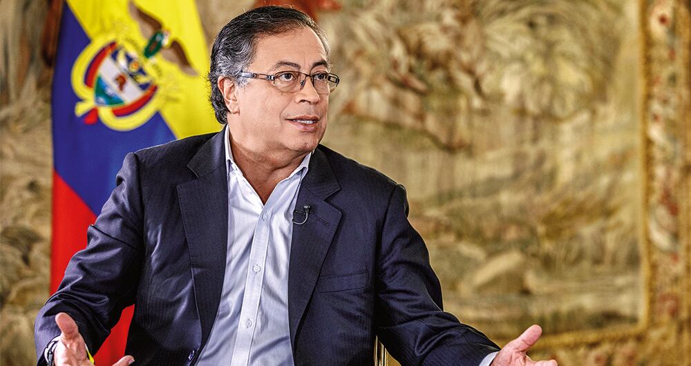     El presidente Gustavo Petro, enfocado en la paz total y las reformas sociales, no ha logrado cumplir las expectativas de algunos sectores sociales y culturales.