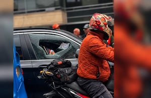 Escena donde quedó el vehículo de quienes habrían sido robados.
