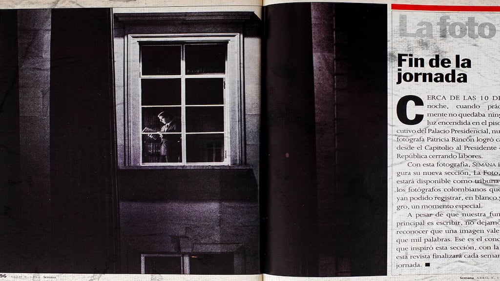 César Gaviria se convirtió en el presidente que llevó a Pablo Escobar tras las rejas. La noche en que se produjo su entrega, se convirtió en personaje mundial y protagonista de varias entrevistas en la televisión internacional.