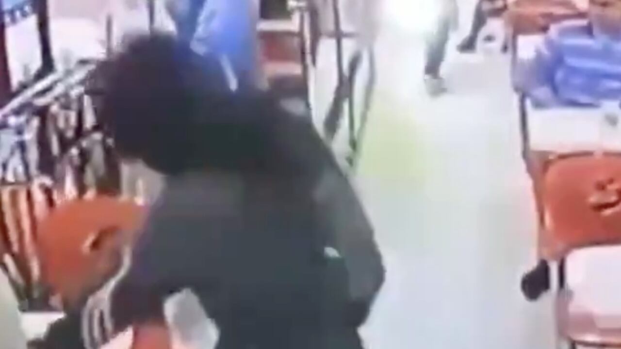 Momento del robo en la panadería.