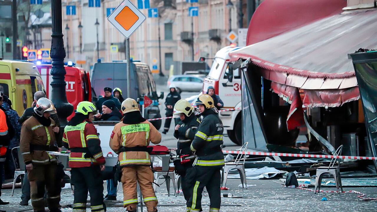El Ministerio de Situaciones de Emergencia de Rusia se encuentra al lado de una explosión en un café en San Petersburgo, Rusia, el domingo 2 de abril de 2023. (AP Photo)