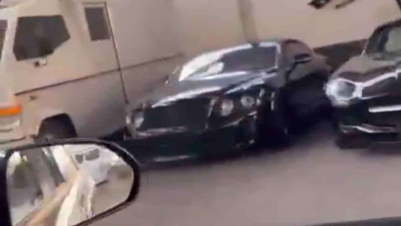 Fueron varios los carros de lujo que se encontraron en la que era la casa del dictador.