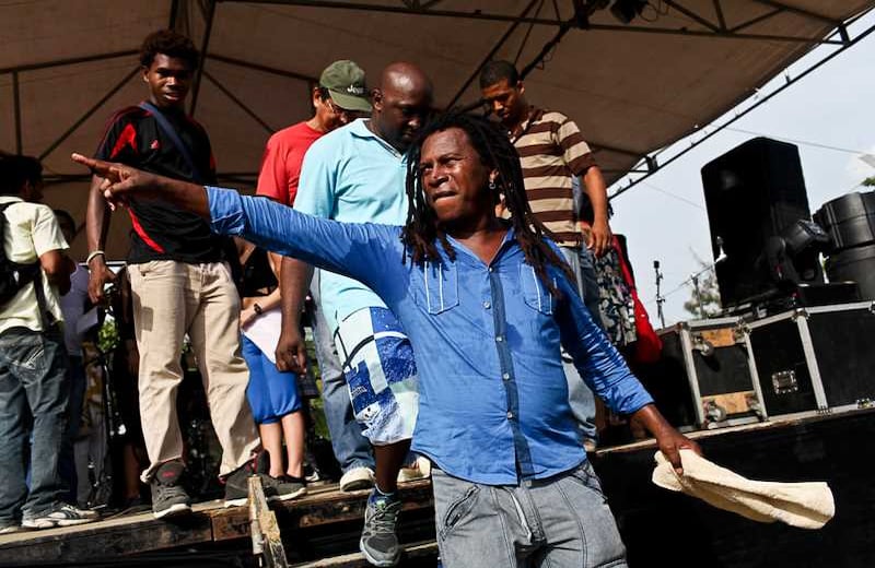 Charles King bajándose de la tarima en su pueblo, San Basilio de Palenque. Foto: Joaquín Sarmiento