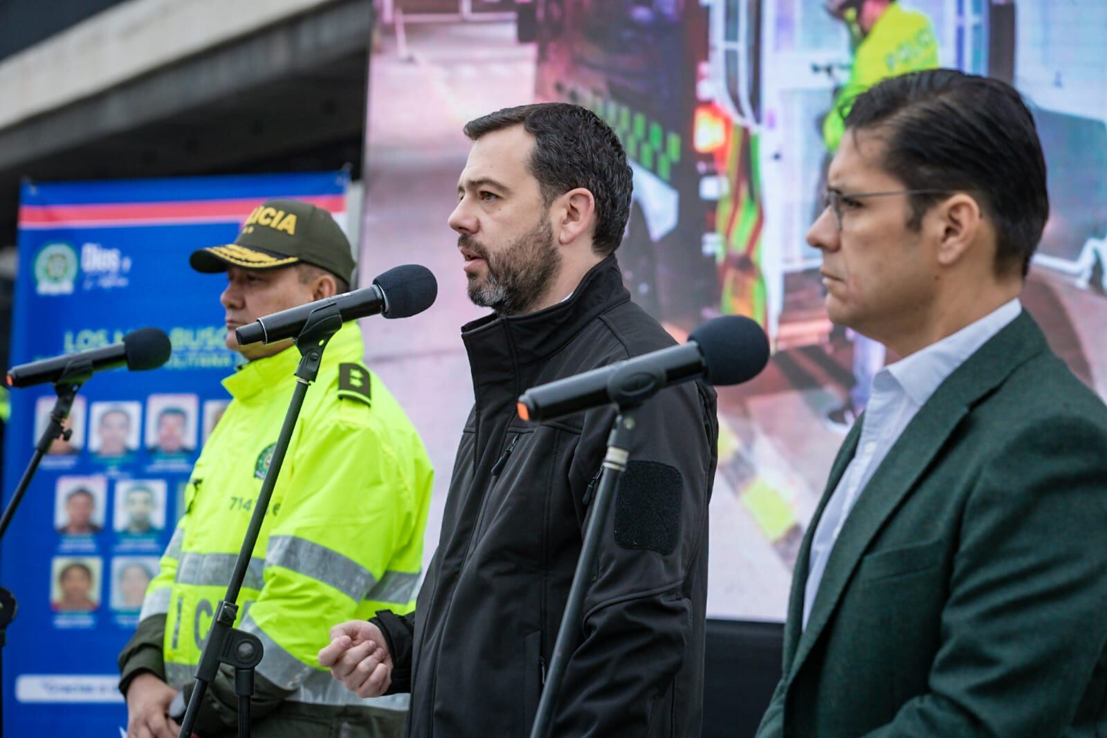 Alcalde mayor, Carlos Fernando Galán, Sec Seguridad, César Restrepo y Comandante Mebog, General Gualdrón.
