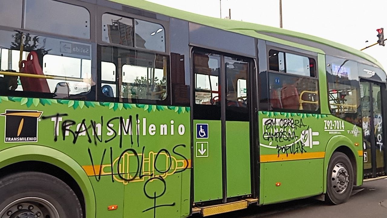 Bus del Sitp vandalizado.