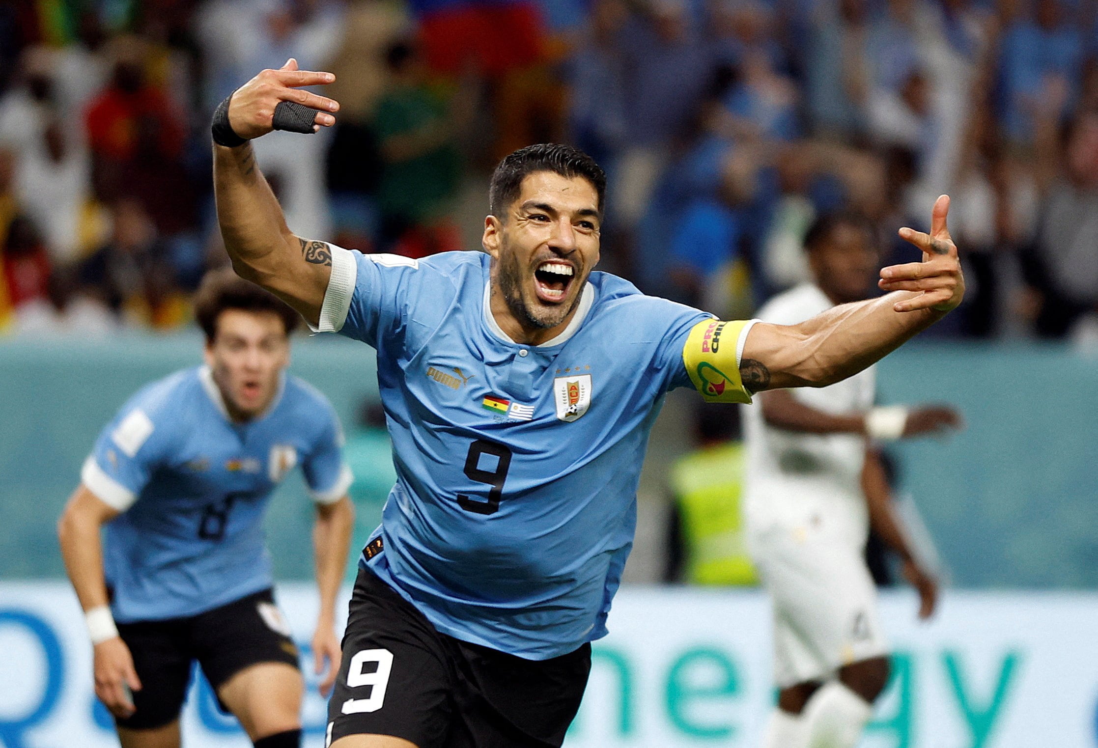 Soccer Football - FIFA World Cup Qatar 2022 - Group H - Ghana v Uruguay - Al Janoub Stadium, Al Wakrah, Qatar - December 2, 2022 Uruguay's Luis Suarez celebrates their first goal scored by Giorgian de Arrascaeta REUTERS/John Sibley     TPX IMAGES OF THE DAY